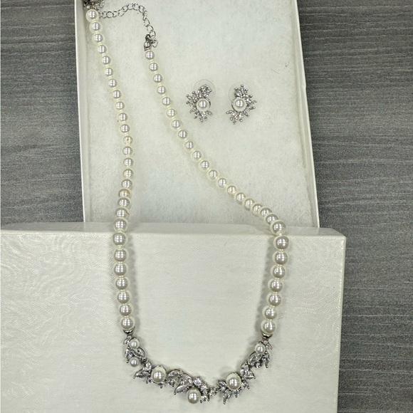 Elegant Faux Pearl & Cubic Zirconia Necklace and Earring Set - Picture 5 of 6